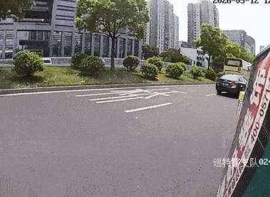 事发杭州高架，特警站上警车，一把将人拉出！现场面面曝光
