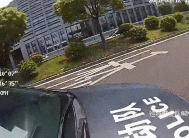 事发杭州高架，特警站上警车，一把将人拉出！现场面面曝光