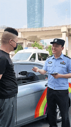 合肥一男子车窗外挂40斤大鱼炫耀，第二天被叫到交警队，承认了：不是钓的，是买的！