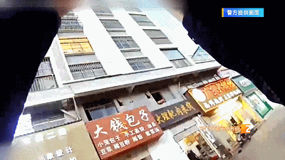 吓人!高空坠下两只石狮子砸坏轿车 民警一查竟是四岁男童干的 吓人!高空坠下两只石狮子砸坏轿车 民警一查竟是四岁男童干的