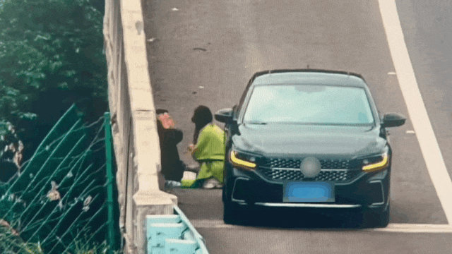 高速上男子痛苦停车,交警提醒:蒙个塑料袋呼吸 高速上男子痛苦停车,交警提醒:蒙个塑料袋呼吸