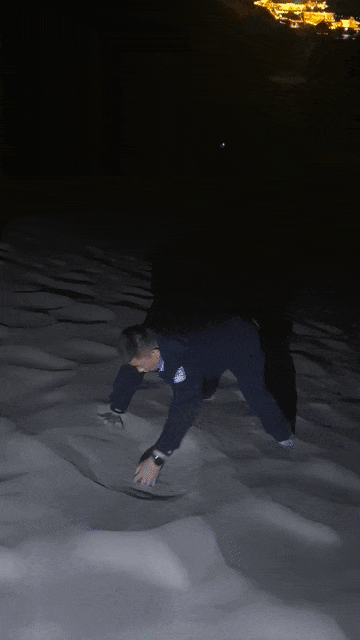 深夜徒手刨沙，他们火了！