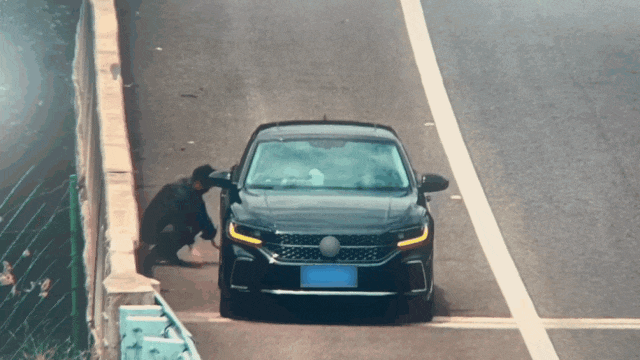 高速上男子痛苦停车，交警提醒：蒙个塑料袋呼吸