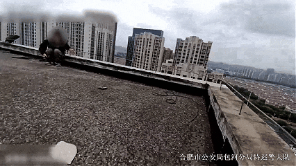 辅警冲上天台救人，发现自己恐高……