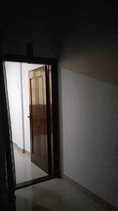 当你从黑黑的房间“镇定自若”地夺门而出，网友：“在我家装监控了吧……”