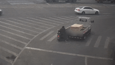 看都不看就转弯？撞了！