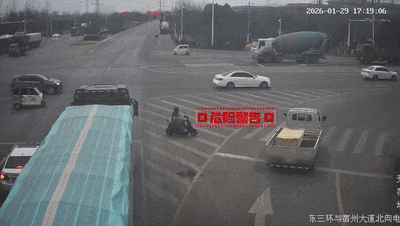 看都不看就转弯？撞了！