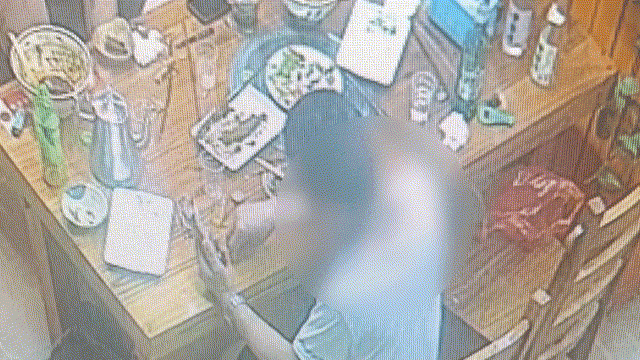 食客自己往碗里放苍蝇，要求免单还想要赔偿！监控记录下全程，商家怒而曝光→