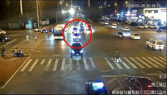 长沙交警为生命“狂飙”：7分钟打通“绿色通道”，紧急护送羊水破裂孕妇就医