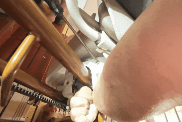 老人左手变形流血!步梯楼里乘坐这类电梯请小心 老人左手变形流血!步梯楼里乘坐这类电梯请小心