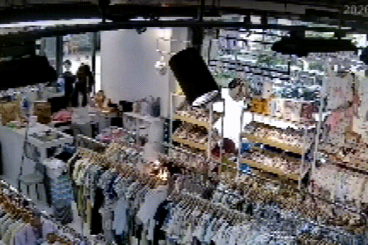 祸从天降!浙江一童装店突然起火,火星竟从天花板上掉落,监控拍下全过程 祸从天降!浙江一童装店突然起火,火星竟从天花板上掉落,监控拍下全过程