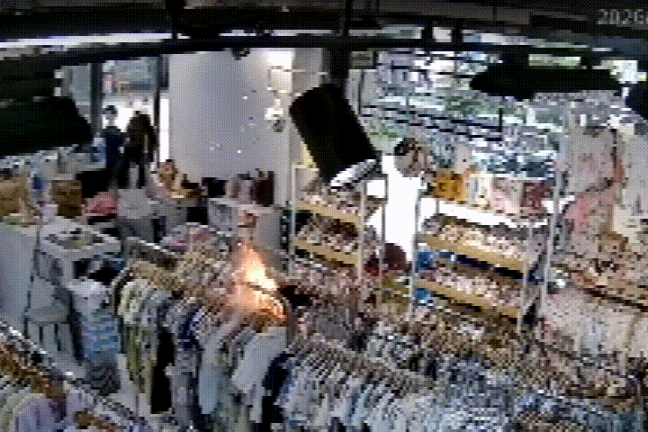 祸从天降!一不留神,200多件衣服被烧!监控拍下惊险过程 祸从天降!一不留神,200多件衣服被烧!监控拍下惊险过程