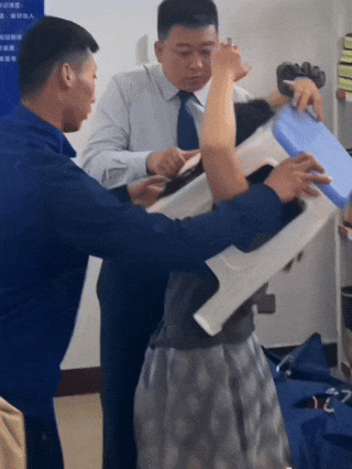 两女子顶着塑料凳求助！消防员助其脱困，千万别试！