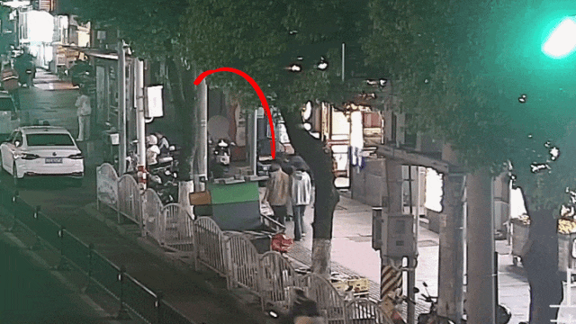 太嚣张！上海街头男子连偷4辆车，车主都没做这件事！网友：我也经常忘...