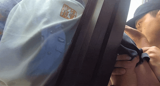 生死一线！男童悬空窗外，民警托举施救