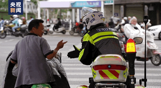 这位交警,怎么总在“碎碎念”? 这位交警,怎么总在“碎碎念”?