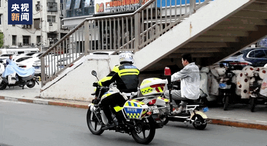 这位交警,怎么总在“碎碎念”? 这位交警,怎么总在“碎碎念”?