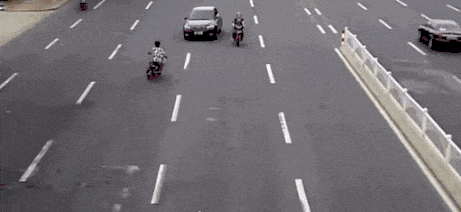 4人挤一辆“电鸡”闯滨海大道?交警:上门查人扣车! 4人挤一辆“电鸡”闯滨海大道?交警:上门查人扣车!