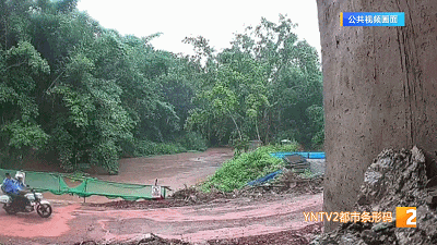 险象环生!下雨天,男子垂钓不慎滑入湍急河流,危急时刻,一名民警、辅警正好路过…… 险象环生!下雨天,男子垂钓不慎滑入湍急河流,危急时刻,一名民警、辅警正好路过……