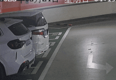 “看，车屁股动了一下！”