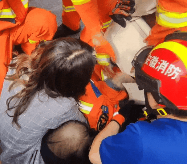 母亲转头与女儿说话瞬间,小儿子摔下车,右腿卡进车轮!送娃路上千万别分心 母亲转头与女儿说话瞬间,小儿子摔下车,右腿卡进车轮!送娃路上千万别分心