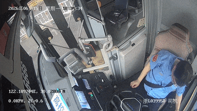 全车12名乘客平安，他却倒在了座椅上……