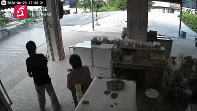 脱落轮胎突然“飞”进店铺，险些砸中两人！柜台瞬间散架玻璃飞溅