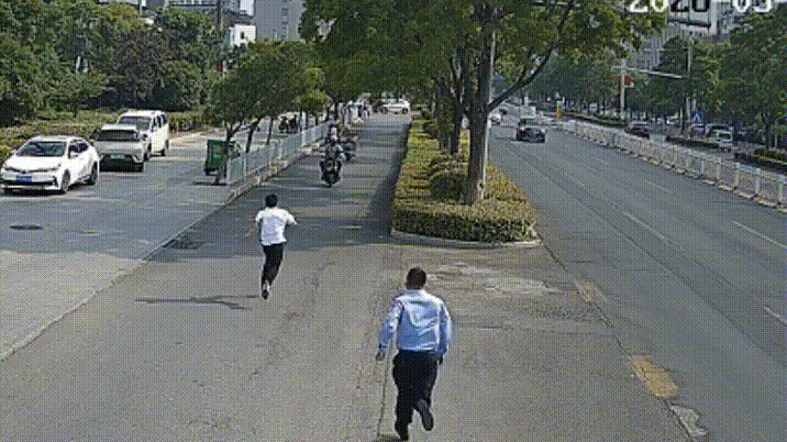 “看到警察抓人，我就顺手帮个忙”