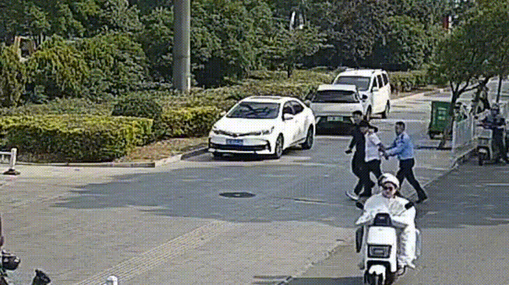 “看到警察抓人，我就顺手帮个忙”