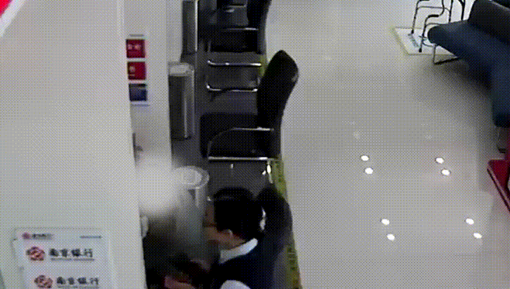 “看到警察抓人，我就顺手帮个忙”