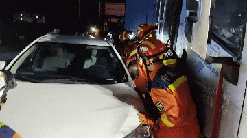 男子在马路上遭两车“夹击”！这些离谱行为可能会让你陷入危险