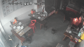 别大意！超龄电冰箱真能起火，店主已损失数万元