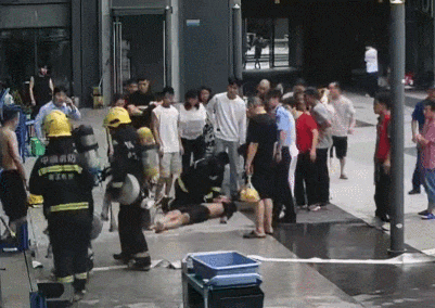 3次冲进火场，杭州快递小哥晕倒送医！女友哭红了眼：根本拦不住