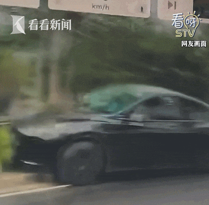"刀片式超车 "！一SUV180度失控“腾空”骑上轿车，惊险一幕