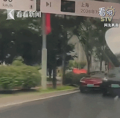 "刀片式超车 "！一SUV180度失控“腾空”骑上轿车，惊险一幕