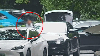 杭州街头一男子提着行李箱左顾右盼，便衣立马确认：就是他！20分钟后，人赃并获