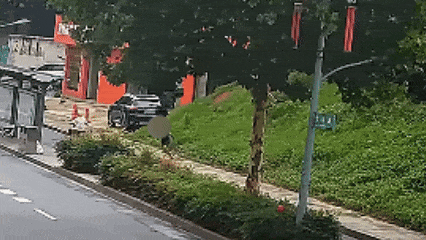 拦住他!嫌疑人逃跑,两名外卖小哥二话不说冲了过去→ 拦住他!嫌疑人逃跑,两名外卖小哥二话不说冲了过去→