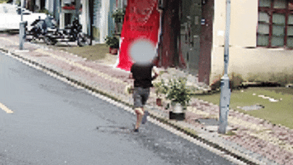 拦住他!嫌疑人逃跑,两名外卖小哥二话不说冲了过去→ 拦住他!嫌疑人逃跑,两名外卖小哥二话不说冲了过去→