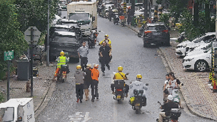 拦住他!嫌疑人逃跑,两名外卖小哥二话不说冲了过去→ 拦住他!嫌疑人逃跑,两名外卖小哥二话不说冲了过去→