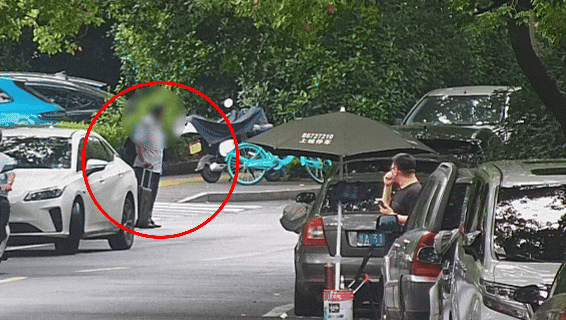 杭州街头一男子提着行李箱左顾右盼，便衣立马确认：就是他！20分钟后，人赃并获