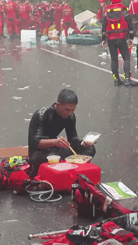 他席地而坐,在雨中吃饭!本人回应 他席地而坐,在雨中吃饭!本人回应