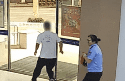 什么情况?海宁一派出所大厅警员抱着西瓜夺门而出 什么情况?海宁一派出所大厅警员抱着西瓜夺门而出