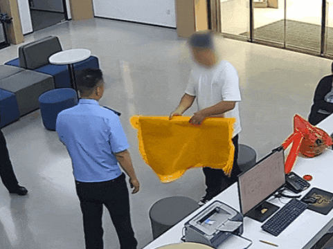 什么情况?海宁一派出所大厅警员抱着西瓜夺门而出 什么情况?海宁一派出所大厅警员抱着西瓜夺门而出