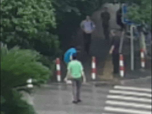 教科书式急救，民警抽出了自己的皮带