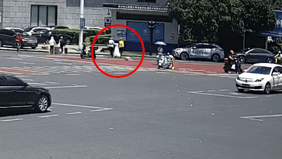 女子倒地瞬间,他“0秒出警”!长沙交警救助中暑女子 女子倒地瞬间,他“0秒出警”!长沙交警救助中暑女子