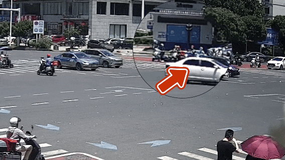 女子倒地瞬间,他“0秒出警”!长沙交警救助中暑女子 女子倒地瞬间,他“0秒出警”!长沙交警救助中暑女子