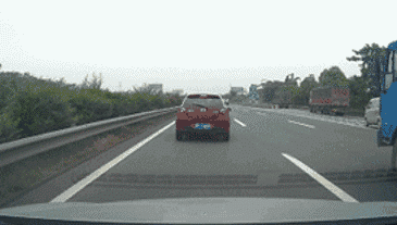 车速达130km/h,连续变道,极限避让?一车主网上炫车技…… 车速达130km/h,连续变道,极限避让?一车主网上炫车技……