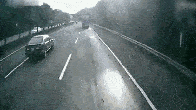 一头栽进路边沟!夏天开车这件事大意不得······ 一头栽进路边沟!夏天开车这件事大意不得······