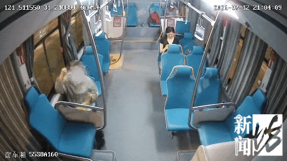 上海一公交上老人突发癫痫,两乘客教科书式施救抢生机,其中一人还是19岁高中毕业生 上海一公交上老人突发癫痫,两乘客教科书式施救抢生机,其中一人还是19岁高中毕业生