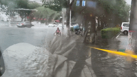 找到了!渭南暴雨中,他停下电动车,徒手疏通下水口…… 找到了!渭南暴雨中,他停下电动车,徒手疏通下水口……